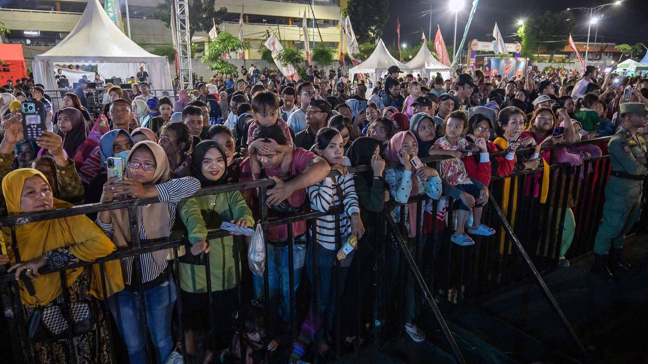 FOTO: Keseruan Warga Kota Surabaya Dengan Aneka Kostum Unik Mengikuti Festival Rujag Uleg
