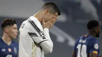 Cristiano Ronaldo tertunduk lesu usai gagal meloloskan Juventus ke perempat final Liga Champions (AP)