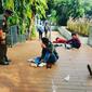 Satpol PP DKI Jakarta membangunkan para remaja yang tertidur (Foto: Instagram @satpolpp.dki)