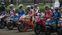 Para pembalap MotoGP bersiap mengambil start untuk melakukan parade dari depan Istana Merdeka, Jakarta Pusat, Rabu (16/3/2022). Parade MotoGP tersebut merupakan rangkaian kegiatan sebelum para pembalap berlaga di MotoGP Mandalika yang berlangsung pekan ini. (Liputan6.com/Faizal Fanani)