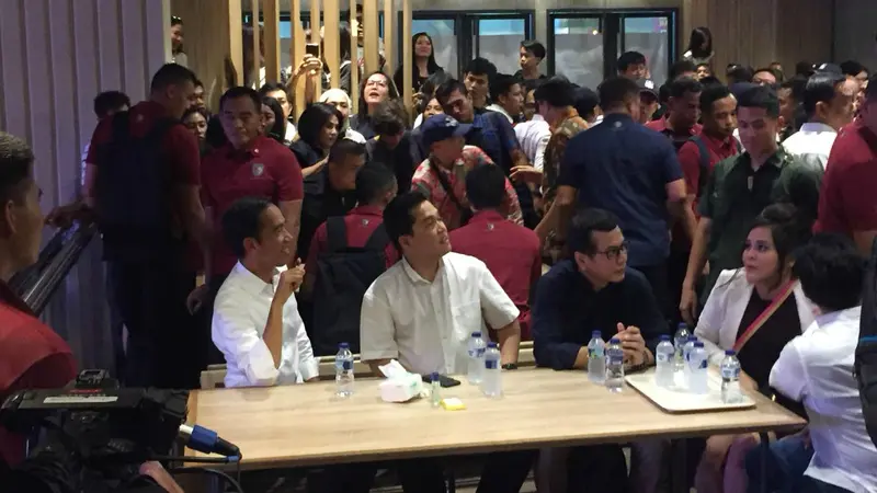 Capres Joko Widodo atau Jokowi bersama Erick Thohir di Mal Grand Indonesia.