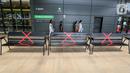 Bangku kosong dengan stiker silang diterapkan di AEON Mall BSD City, Tangerang, Rabu (3/6/2020). AEON Mall BSD City menerapkan physical distancing di beberapa tempat duduk untuk mengurangi penyebaran Covid-19. (Liputan6.com/Fery Pradolo)