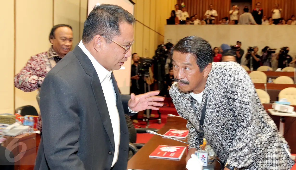Presiden Direktur PT Lion Group, Edward Sirait (kanan) saat mengikuti RDP dengan Komisi V DPR RI di Jakarta, (24/5). Dalam keterangannya, Edward Sirait juga membantah telah merumahkan puluhan pilot dan kopilot Lion Air. (Liputan6.com/Johan Tallo)