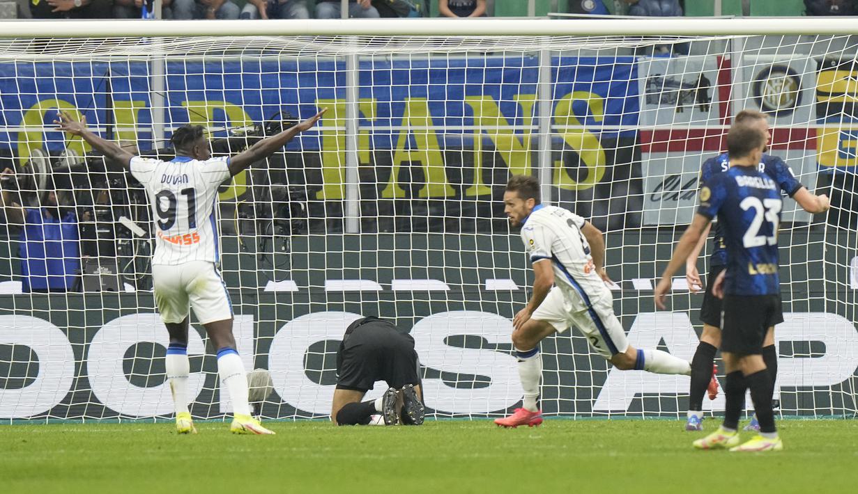 Atalanta berbalik ungul 2-1 pada menit ke-38. Rafael Toloi berhasil menyambar bola mmuntah hasil tendangan Ruslan Malinovskiy yang gagal diantisipasi Samir Handanovic. (AP/Luca Bruno)
