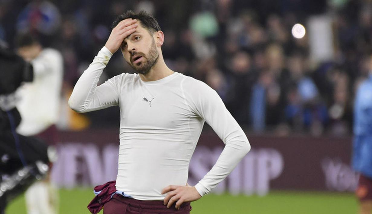 Pemain Manchester City, Bernardo Silva, tampak kecewa setelah ditaklukkan Aston Villa pada laga lanjutan pekan ke-15 Premier League di Stadion Villa Park, Kamis (07/12/2023). (AP Photo/Rui Vieira)