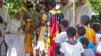 Paus Fransiskus saat bertemu dengan penduduk asli di Sekolah Humaniora Tritunggal Mahakudus di Baro, dekat Vanimo, Papua Nugini, Minggu (8/9/2024). (Dok. AP Photo/Gregorio Borgia)