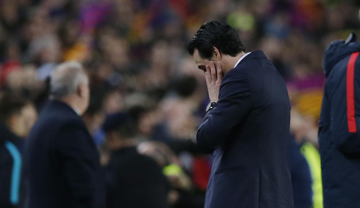 Pelatih PSG, Unai Emery  tertunduk seakan tak percaya timnya kalah telak dari Barcelona pada leg kedua Babak 16 Besar Liga Champions di Camp Nou stadium, Barcelona, (8/3/2017). Barcelona menang 6-1. (AP/Emilio Morenatti)
