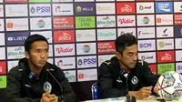 Pelatih PSS Sleman, Seto Nurdiyantoro (kanan) dalam sesi jumpa pers sebelum laga leg kedua babak semifinal Piala Presiden 2022 (Dok. PSS Sleman)
