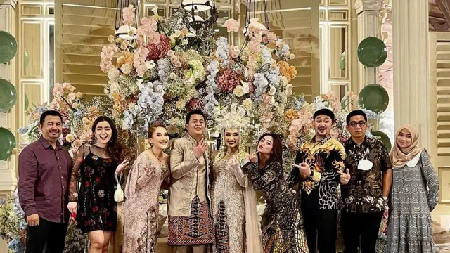 Potret 7 Seleb di Pernikahan Adik Ayu Ting Ting, Curi Perhatian