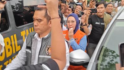 Usai Diperiksa, Husniah Talenrang Ditahan di Polda Sulsel