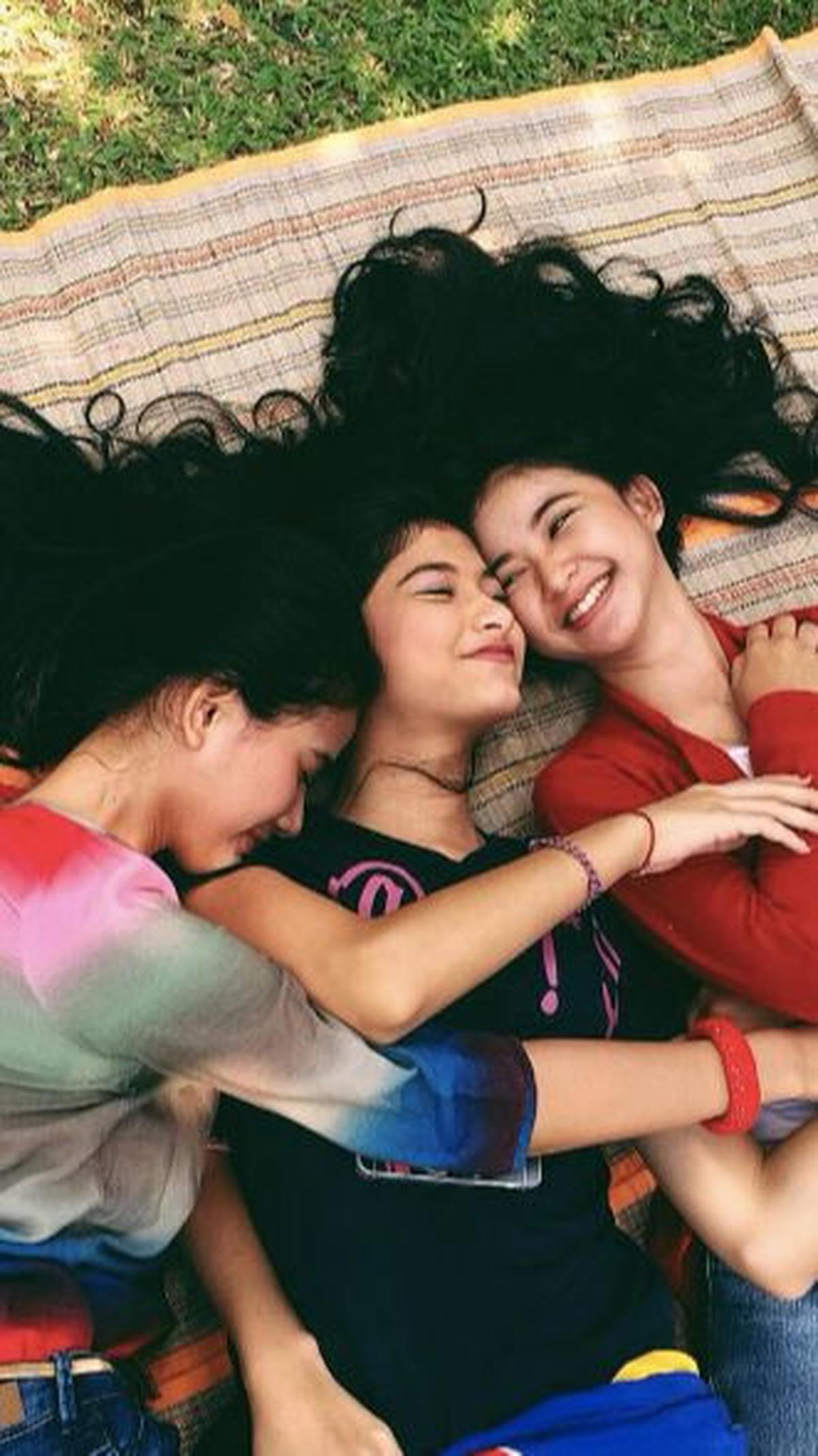 Lantaran berkecimpung di dunia FTV, Faye punya banyak teman sesama aktris termasuk Vanessa Angel. Salah satu teman Faye yang dijuluki ratu FTV tentunya adalah Adinda Adzani.