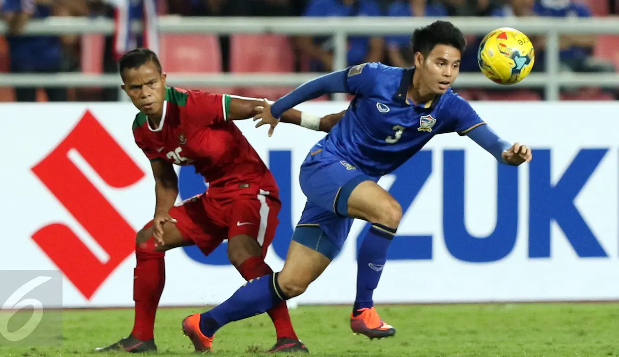 Bek Timnas Indonesia, Manahati Lestusen (kiri) berebut bola dengan Theerathon Bunmathan (Thailand) saat laga final kedua Piala AFF 2016 di Rajamangala National Stadium, Bangkok, Sabtu (17/12). Thailand menang 2-0. (Liputan6.com/Helmi Fithriansyah)