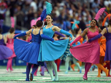 Sejumlah wanita menari saat upacara pembukaan Piala Eropa 2016 jelang laga Prancis melawan Rumania di Stade de France, Prancis, Jumat (10/6/2016) atau Sabtu dini hari WIB. (AFP/Francisco Leong) 