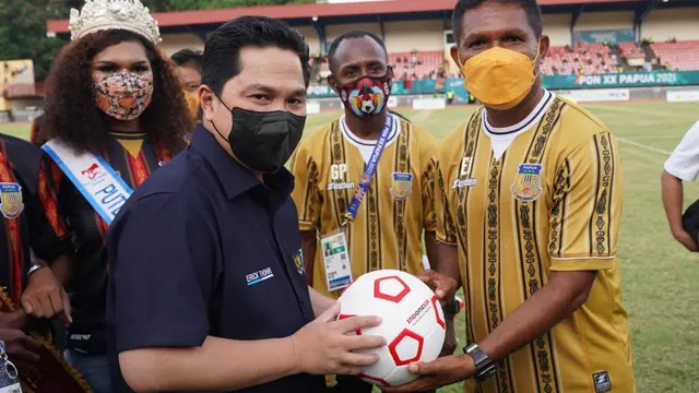 Menteri BUMN Erick Thohir menonton secara langsung pertandingan sepak boleh putra PON XX Papua pada Minggu (3/10/2021). (Dok Istimewa)