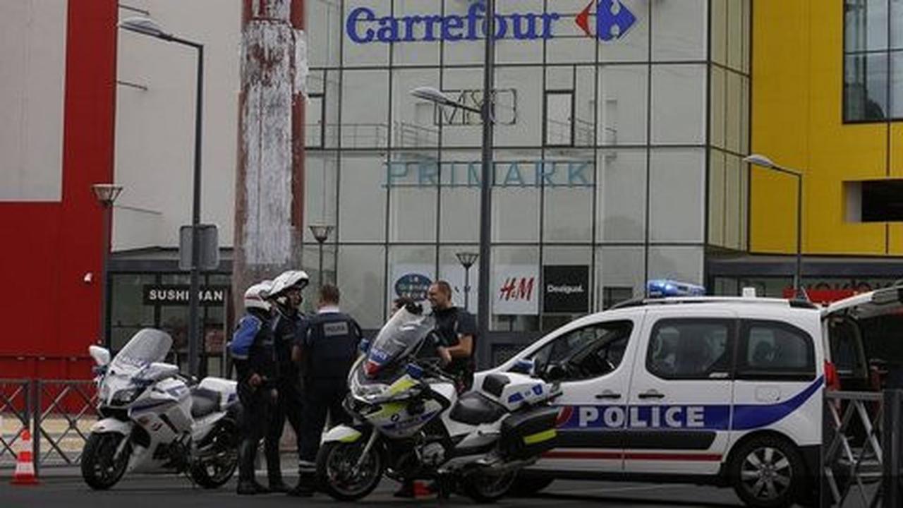 18 orang dievakuasi, pelaku penyanderaan mal di Prancis buron