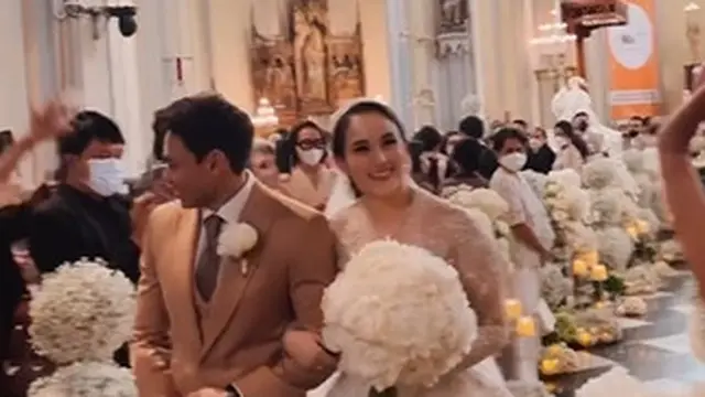 Pesona Cantik Chelsea Islan Layaknya Disney Princess dalam Balutan Ballgown Putih di Hari Pernikahan