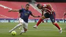 Penyerang Atletico Madrid, Luis Suarez melakukan tendangan di samping bek Osasuna, Unai Garcia Osasuna pada laga pekan ke-37 LaLiga di Wanda Metropolitano, Minggu (16/5/2021). Sempat tertinggal,  Atletico Madrid menang dramatis 2-1 atas Osasuna. (AP Photo/Manu Fernandez)