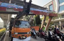 Detik-Detik Truk Angkut Alat Berat Tabrak JPO Tendean
