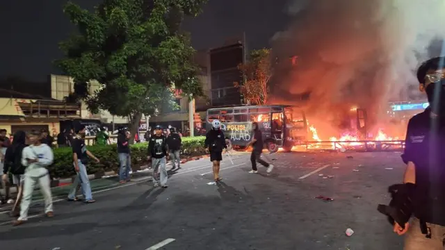 Massa demo tewasnya pengemudi ojol Affan Kurniawan membakar dua unit bus polisi di Markas Tim Gegana Korps Brimob Polri di Jalan Kramat Raya, Jakarta Pusat (Jakpus).
