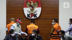 Petugas membawa barang bukti penahanan Hakim Pengadilan Negeri Surabaya, Itong Isnaeni Hidayat sebagai tersangka dugaan suap penanganan perkara saat rilis penahanan di Gedung KPK, Jakarta, Kamis (20/1/2022). (Liputan6.com/Helmi Fithriansyah)