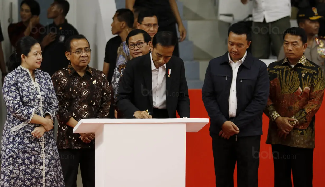 Presiden RI, Joko Widodo, menandatangani prasasti saat peresmian Istora Senayan, Selasa (23/1/2018). Setelah direnovasi Istora kini berkapasitas 7.120 penonton dan memiliki kursi dan pencahayaan yang lebih baik. (Bola.com/M Iqbal Ichsan)