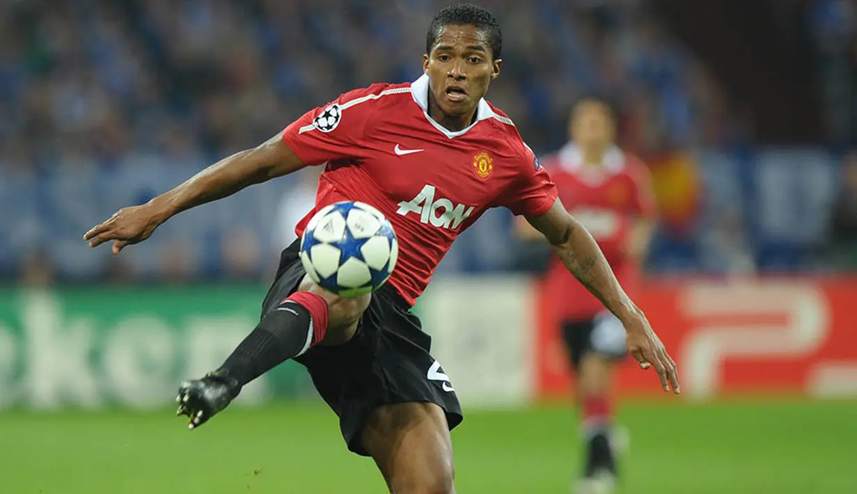 3. Antonio Valencia, kehadirannya dipercaya dapat nenambal sektor yang ditinggalkan oleh Cristiano Ronaldo. Namun ekspetasi itu terlalu tinggi, dirinya gagal bersinar dan kini posisinya kerap dipindahkan menjadi bek sayap. (AFP/Christof Stache) 