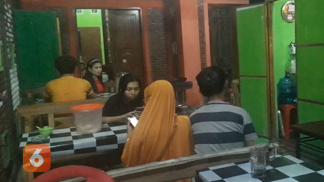 Suasana pembeli mi pedas