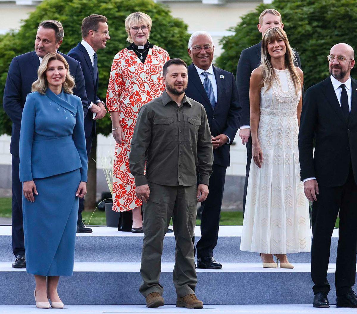 Sebuah foto yang memperlihatkan Presiden Ukraina Volodomyr Zelensky berdiri sendirian di antara sejumlah pemimpin dunia yang saling mengobrol viral di media sosial.

Momen tersebut terjadi di tengah acara KTT NATO 2023 yang berlangsung pada 11-12 Juli d