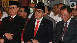 Yasonna Laoly (tengah) bersama Tjahjo Kumolo (kiri) didampingi Amir Syamsuddin (kanan) saat serah terima jabatan Menteri Hukum dan Hak Asasi Manusia (Menkumham) di Jakarta, Rabu (23/10/2019). Yasonna Laoly menggantikan Tjahjo Kumolo yang sebelumnya menjabat Plt Menkumham. (merdeka.com/Dwi Narwoko)