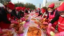 Peserta membuat kimchi, hidangan tradisional Korea Selatan, selama Festival Kimchi tahunan di pusat kota Seoul, Jumat (3/11). Kimchi merupakan makanan yang terbuat dari sawi putih atau lobak yang difermentasikan. (AP Photo/Ahn Young-joon)