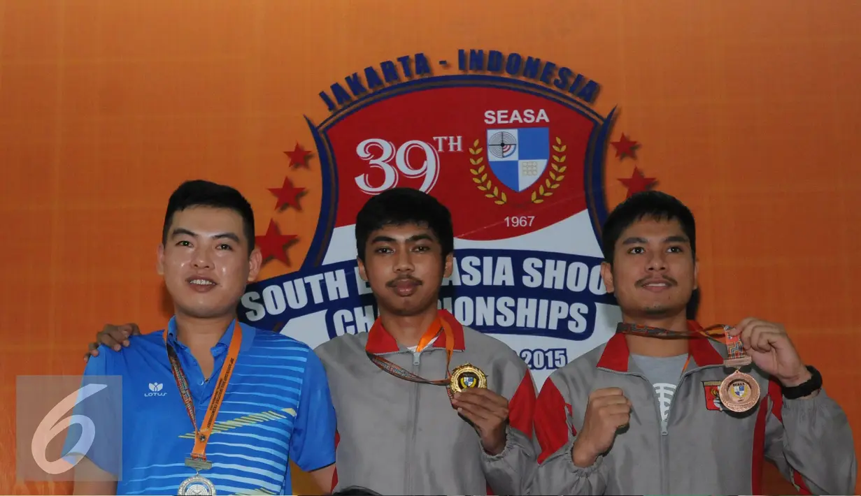 Petembak Indonesia, M Sejahtera (tengah) bersama Irfandi Julio (kanan) saat di podium kemenangan 39th South East Asia Shooting Championships kelas 10m Running Target Men di Jakarta, Kamis (19/11/2015). (Liputan6.com/Helmi Fithriansyah)