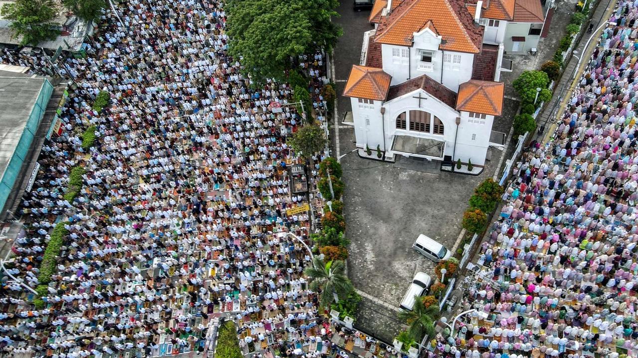 FOTO: Potret Lautan Jemaah Salat Idulfitri Padati Jalanan di Depan Gereja Jatinegara