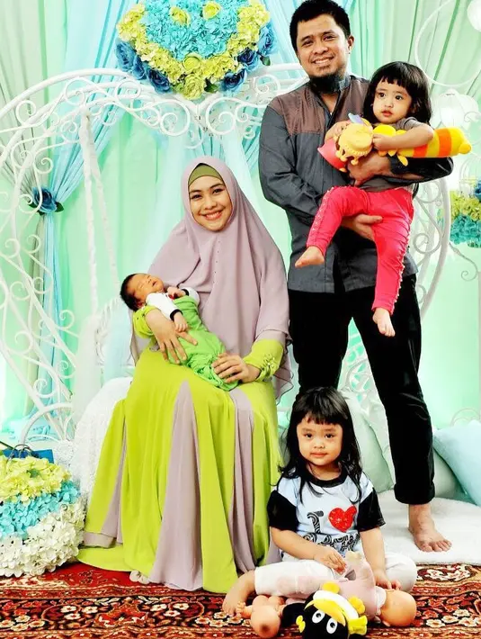 Rangkaian acara akikah, dituturkan Oki selaiknya acara akikah pada umumnya. Pemotongan rambut, pembacaan ayat suci alquran dan ada juga tausiyah. (Instagram/okisetianadewi)