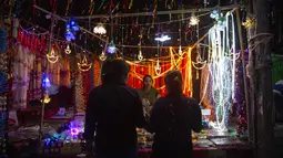 Orang-orang berbelanja barang-barang dekoratif, lampu tanah liat, dan lampu listrik untuk menghias rumah dan toko mereka menjelang festival Diwali di New Delhi, India, Kamis, 20 Oktober 2022. Diwali, festival lampu, akan dirayakan pada 24 Oktober. (AP Photo/Bhumika Saraswati)