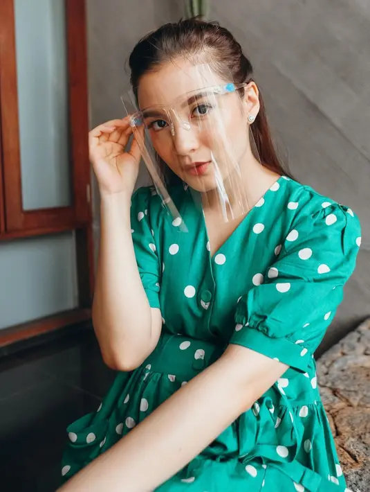 "Safety 1st.. but I love this because using this face shield, you have a clear view, its simple, loght and looks good too," tulis istri Glenn Alinskie ini sebagai keterangan foto. (Foto: instagram.com/chelseaoliviaa)