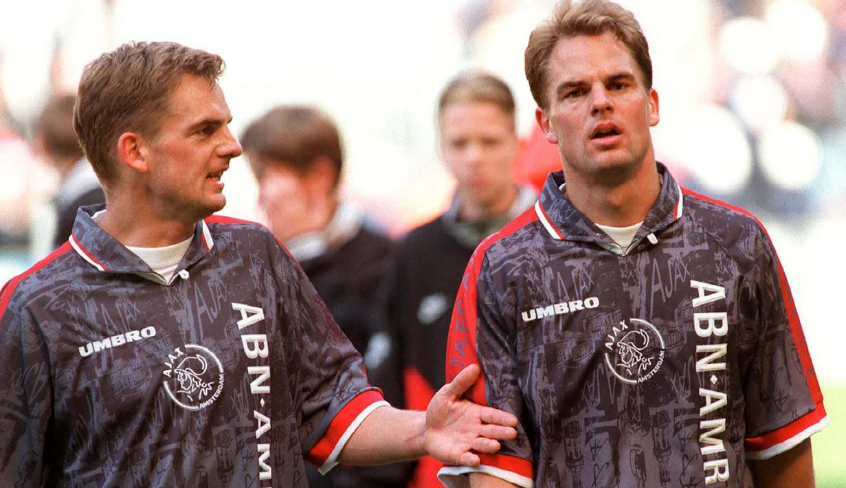 Frank dan Ronald De Boer. Pasangan kembar asal Belanda, Frank De Boer (kiri) dan Ronald De Boer meraih trofi Liga Champions secara bersamaan pada musim 1994/1995 saat memperkuat Ajax Amsterdam. Keduanya masing-masing mencatat 2 gol dari 10 laga di musim tersebut. (AFP/ANP/Kluiters/Oudenaarden)