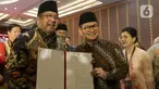 Pasangan Gubernur dan Wakil Gubernur Provinsi Daerah Khusus Jakarta terpilih, Pramono Anung dan Rano Karno menunjukkan surat keputusan Komisi Pemilihan Umum Daerah (KPUD) Jakarta usai menghadiri rapat pleno di Hotel Pullman Central Park, Jakarta, Kamis (9/1/2024). (Liputan6.com/Herman Zakharia)