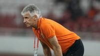 Pelatih Persija Jakarta, Ivan Kolev, mengamati permainan anak asuhnya saat melawan Shan United pada laga Piala AFC 2019 di SUGBK, Jakarta, Rabu (15/5). Persija menang 6-1 atas Shan United. (Bola.com/M Iqbal Ichsan)