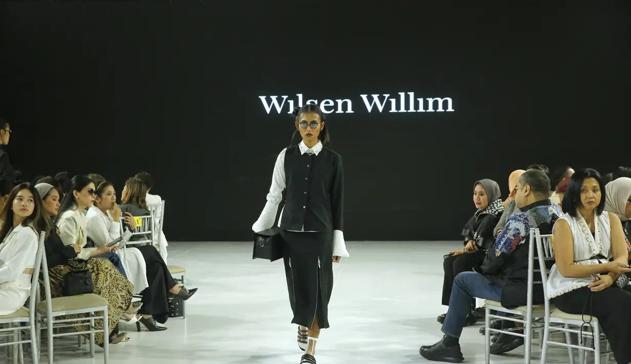 Nuansa warna putih dan hitam mendominasi koleksi ini, dengan beberapa sentuhan warna dan aksen biru denim pada beberapa potong busana. [Foto: Document/FIMELA]