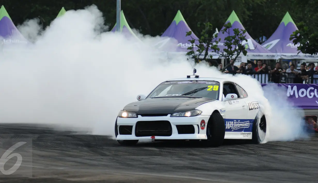 Aksi driffter asal Australia, Greaves saat berlaga di Achilles Motorsport Festival 2015 di JIExpo Kemayoran Jakarta, Sabtu (19/12/2015). Achilles Motorsport 2015 digelar di tiga kota, Jogjakarta, Surabaya, dan Jakarta. (Liputan6.com/Helmi Fithriansyah)
