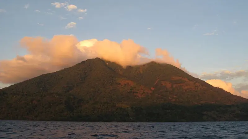 Gunung Maru di Pulau Pura dekat Alor NTT