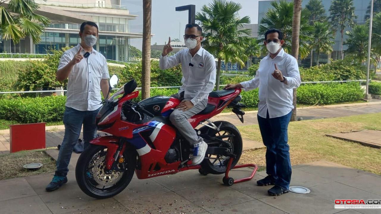 Honda CBR600RR terbaru dengan pemiliknya (Ronald Sinaga)