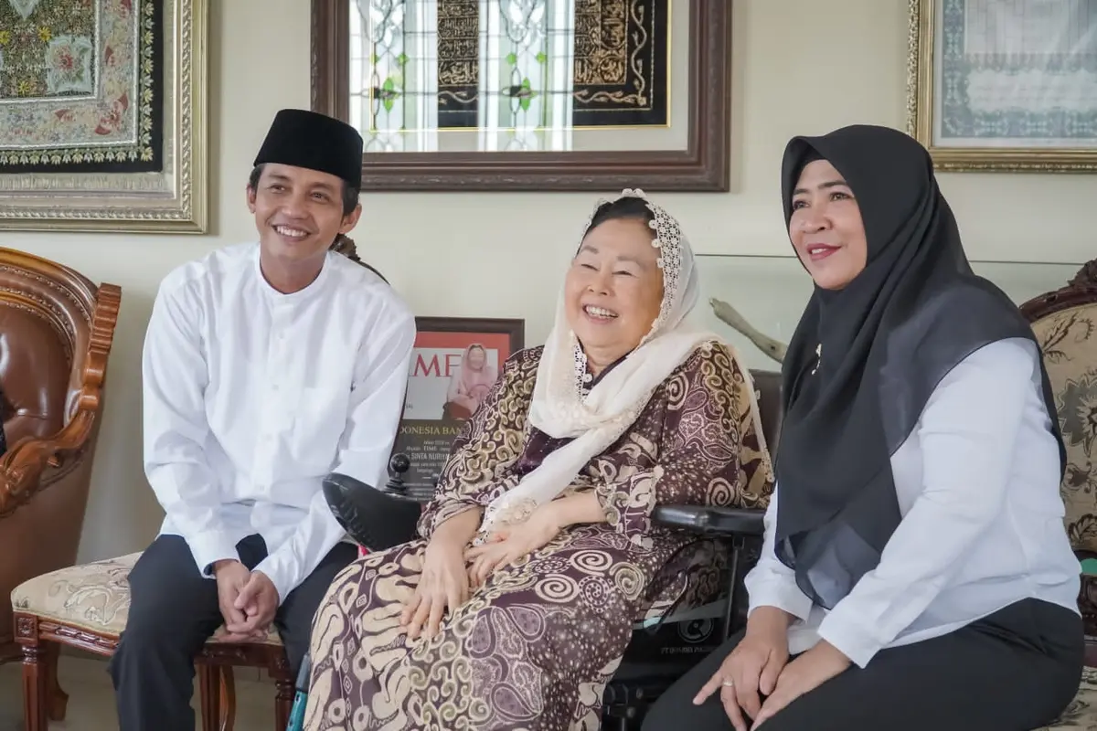 Wakil Menteri Agraria dan Tata Ruang/Badan Pertanahan Nasional (ATR/BPN), Raja Juli Antoni, menyerahkan sertifikat tanah Yayasan Abdul Wahid Hasyim kepada keluarga Abdurrahman Wahid atau Gus Dur secara langsung (Istimewa)