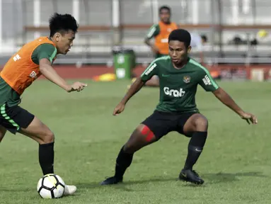 Pemain Timnas Indonesia U-23, Feby Eka Putra, menggiring bola saat internal game di Stadion Madya, Jakarta, Jumat(8/3). Latihan ini merupakan persiapan jelang kualifikasi Piala AFC U-23 di Vietnam. (Bola.com/Yoppy Renato)