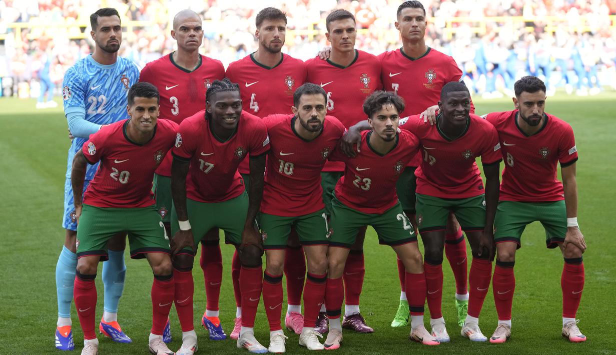 <p>Para pemain starting XI Timnas Portugal berfoto bersama jelang dimulainya laga matchday kedua Grup F Euro 2024 menghadapi Timnas Turki di Westfalenstadion, Dortmund, Jerman, Sabtu (22/6/2024). (AP Photo/Darko Vojinovic)</p>