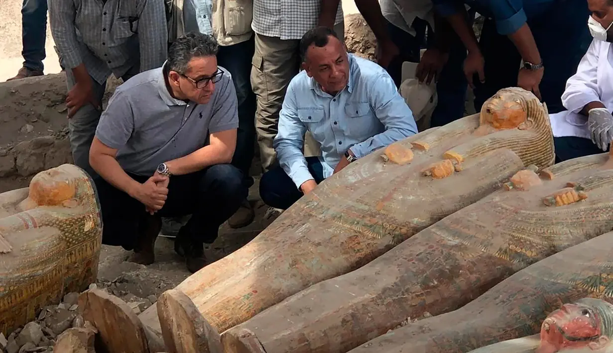 Menteri Purbakala Mesir Khaled el-Anany melihat penemuan 20 peti mati kuno terbuat dari kayu di kota Luxor, 15 Oktober 2019. Pejabat Mesir belum menjelaskan asal zaman peti-peti itu namun, lokasi penemuan berada di bekas wilayah kota kuno Thebes berdiri. (Egyptian Ministry of Antiquities via AP)