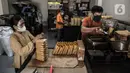 Pekerja mengemas kopi yang telah digiling ke dalam kemasan di toko kopi Sari Murni, Jatinegara, Jakarta Timur, Selasa (4/1/2021). Untuk kopi jenis arabika dibanderol dengan harga Rp 150 ribu-Rp 200 ribu per kilogram. (merdeka.com/Iqbal S. Nugroho)