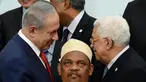 PM Israel Benjamin Netanyahu (kiri) berbincang dengan Presiden Palestina Mahmud Abbas dibelakang Presiden Komoro disela foto bersama pada KTT Perubahan Iklim, Conference of Parties (COP) 21 di Prancis, Senin (30/11). (AFP PHOTO/POOL/MARTIN BUREAU)