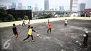 Pemandangan atap gedung Pasar Mampang yang dijadikan tempat bermain futsal sejumlah rejama, Jakarta, Rabu (12/7). Karena minimnya lahan bermain di Jakarta, sehingga mereka terpaksa memanfaatkan tempat yang bukan semestinya. (Liputan6.com/Faizal Fanani)
