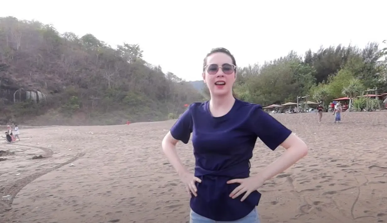 <p>Walaupun liburan singkat, namun kedua anak Arumi terlihat begitu bahagia. Bahkan putranya, Qeinan sampai tak ingin pulang saat bermain di pantai. [Foto: Youtube.com/Arumi Bachsin]</p>